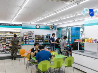 就餐区域的微波炉可以免费自由使用。要记得将垃圾按店内垃圾桶标志，分类回收哦。