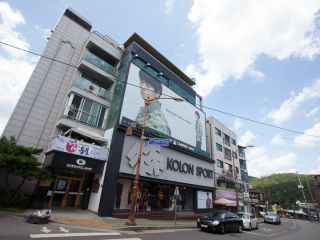 沿途有不少登山用品店