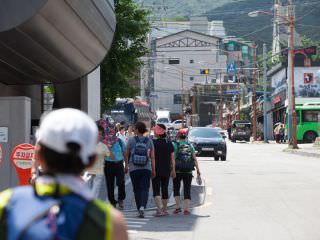 一到周末，就有许多登山客纷纷前来