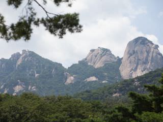 位于首尔北部巍峨的“北汉山”