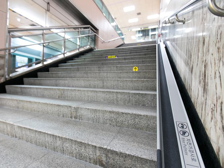 可利用斜坡上下楼,注意躲避行人