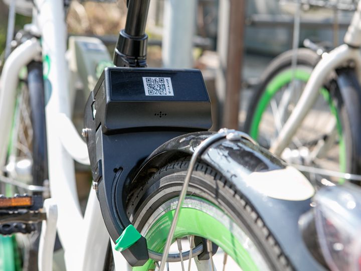 车座下方扫码处