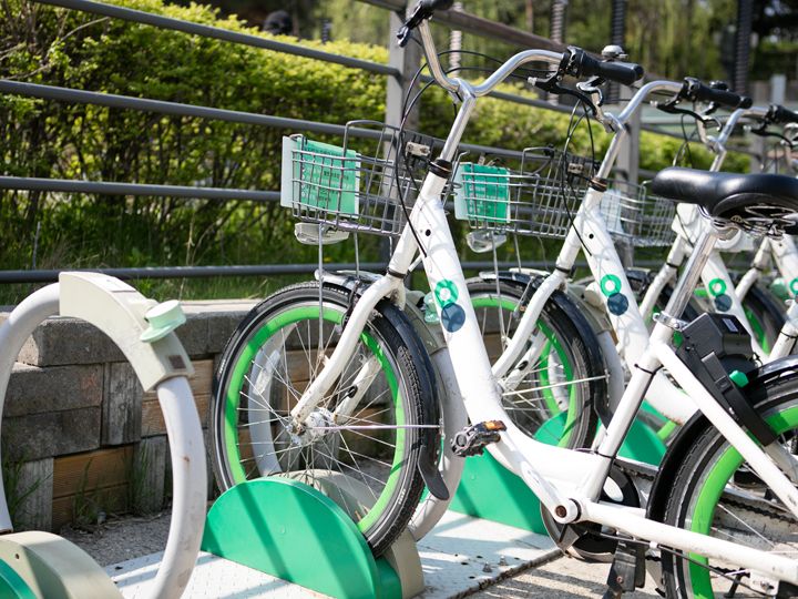 把自行车车胎放在租赁返还处的台子上