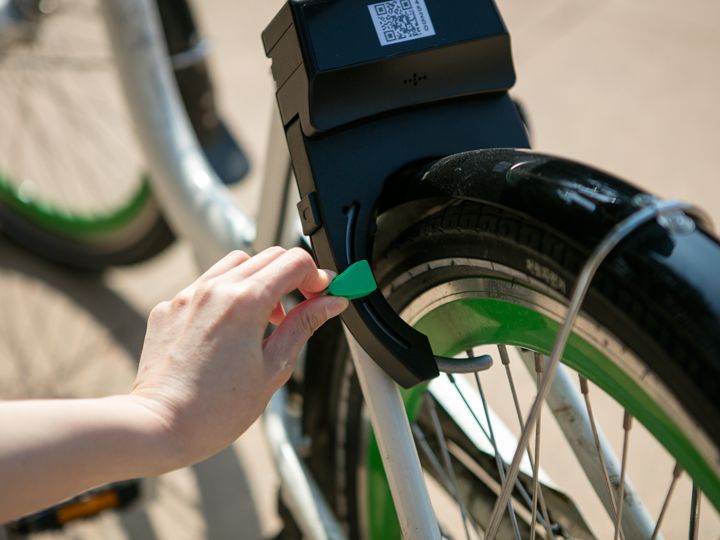 1.拉下锁定装置的控制杆并上锁