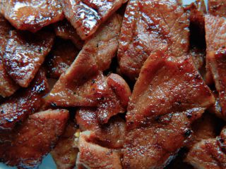 带有炭烧味的烤肉