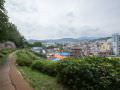 沿着城郭登山路走，可以看见长寿村的老风景