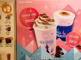 “提拉米苏拿铁”和去年冬季卖出50万杯的“碧根果巧克力”两种(各3,900韩元)(2016年秋冬菜单)