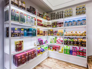 通往2层中间的展示柜