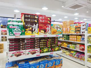 2层主营人气零食、人参茶、礼品套盒等