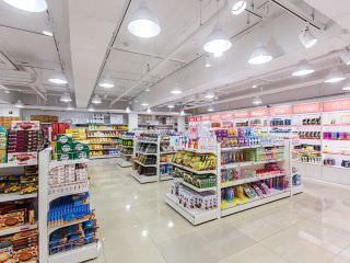 2层主营人气小吃、生活用品等