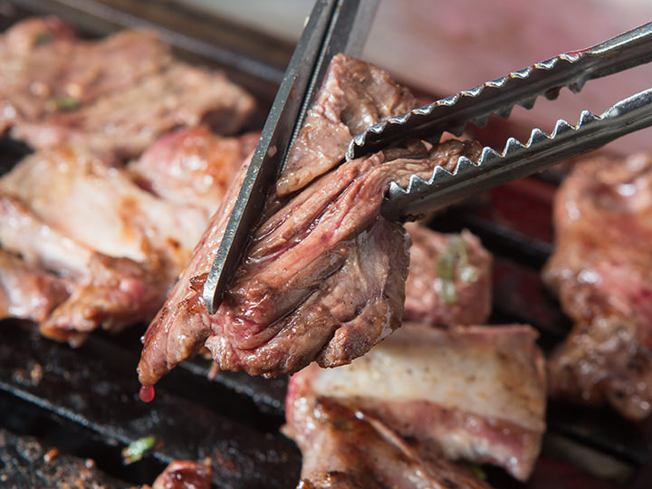 将厚厚的牛肉切好方便食用