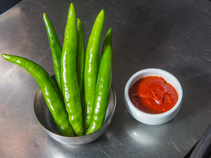 不辣的青椒蘸上辣椒酱十分解腻