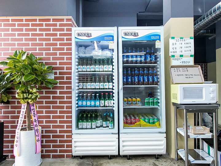 酒水放在冰箱里自取