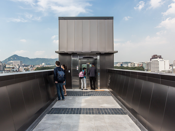 乘坐电梯上到屋顶