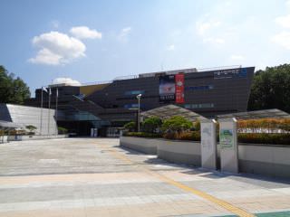 共有4层，占地广阔