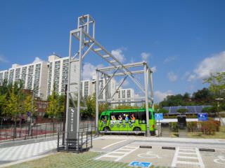 户外还有趣味横生的“杠杆动力巴士”展示