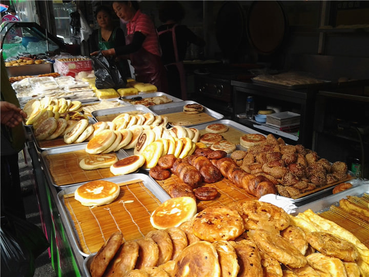 各式大饼、包子、麻花卷、油条、饺子