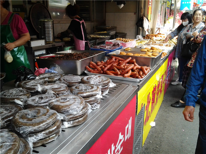 血肠、香肠和各种快炒料理等等