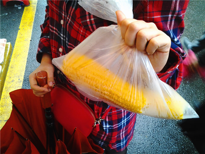 热呼呼黄玉米打包走