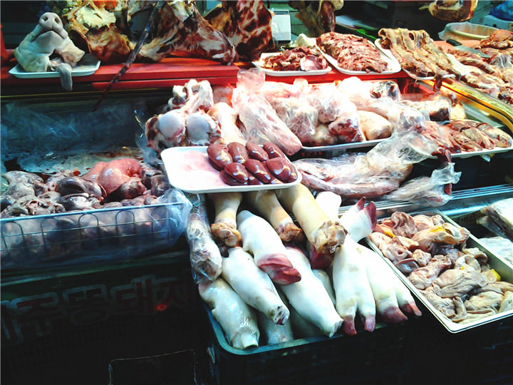 这里是生鲜猪肉区
我被那白白的猪脚吸引过来
还有猪的各式内脏