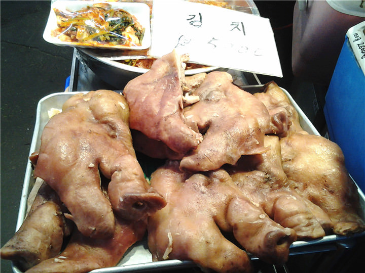 你没看错这真的是卤猪头部位
谁敢试试呢