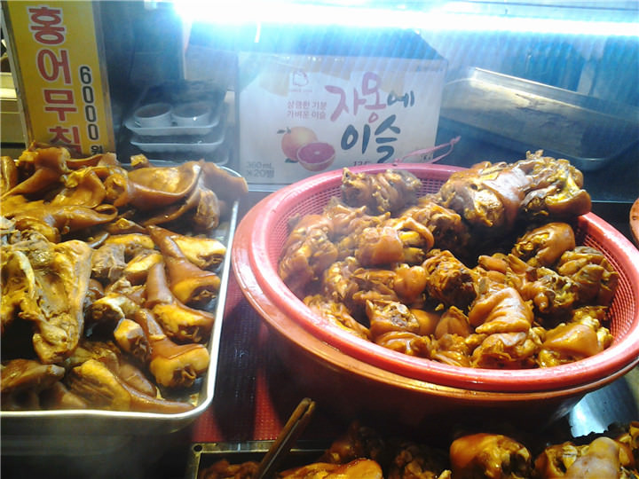 卤猪脚还有猪尾巴和猪耳朵