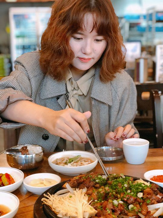 认真吃饭中,是不是有点太认真?哈哈