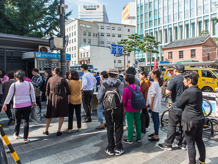 小摊前长长的队伍!