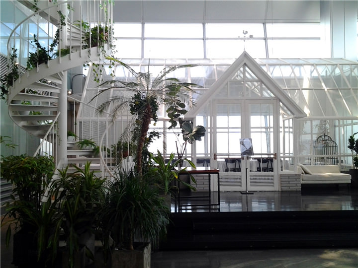 餐厅另外一头艺术装潢
吃完饭后可千万别错过取景地