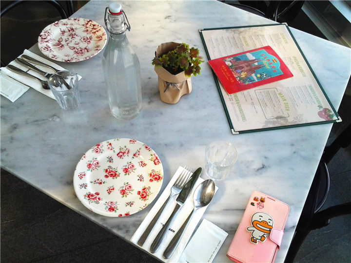 餐盘摆设
盘子很吸引我的目光