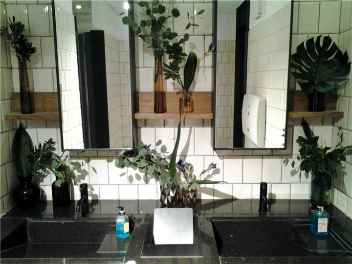 洗手间森林风有草有木
好清新感觉