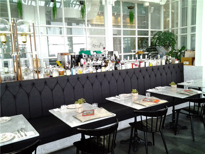 靠近吧台区坐椅