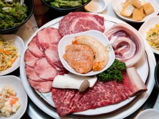 丰盛的烤肉拼盘套餐