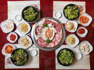 附带各种小菜，荤素搭配完美