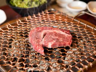 用烤肉网炭火直烤