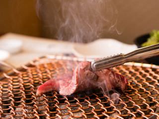 服务员为客人烤肉