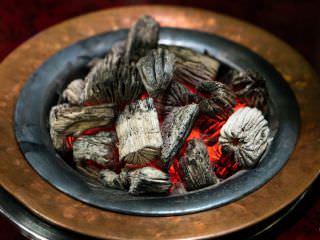 散发独特香味的橡木炭火