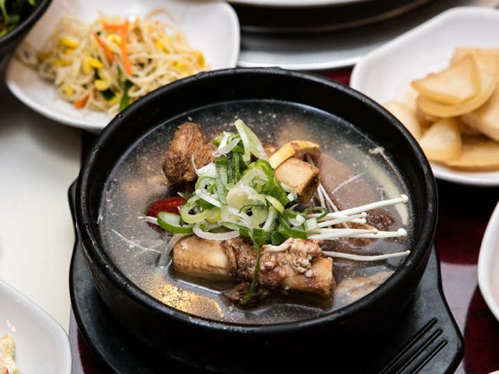 排骨汤 8,000韩元(午餐),10,000韩元(晚餐)  用上等牛肉熬制24小时而