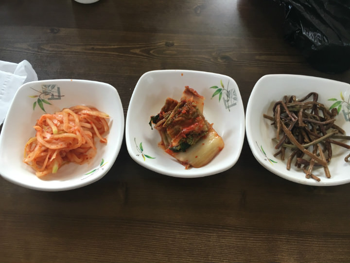 江原道的泡菜又咸又辣,很不适应
