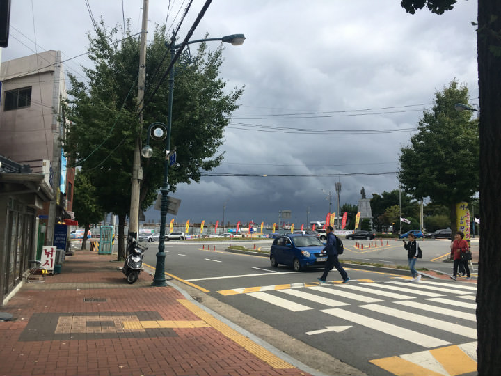 走出车站就看到乌云密布