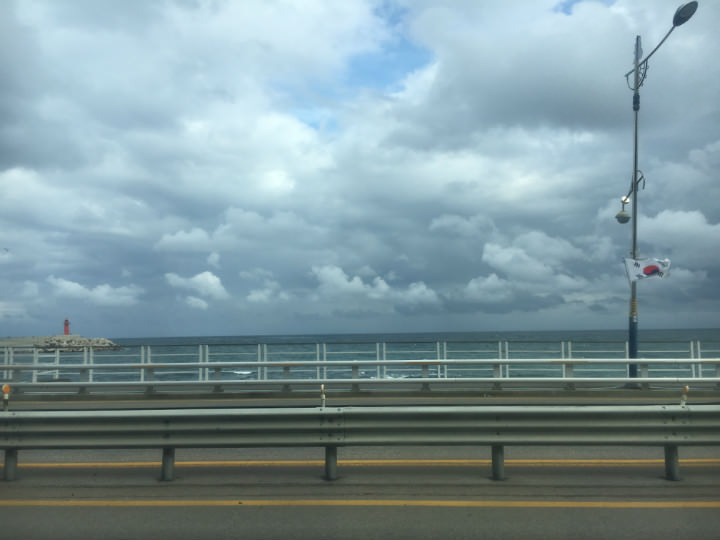 去雪岳山的路上,乌云密布,远处有红色的灯塔