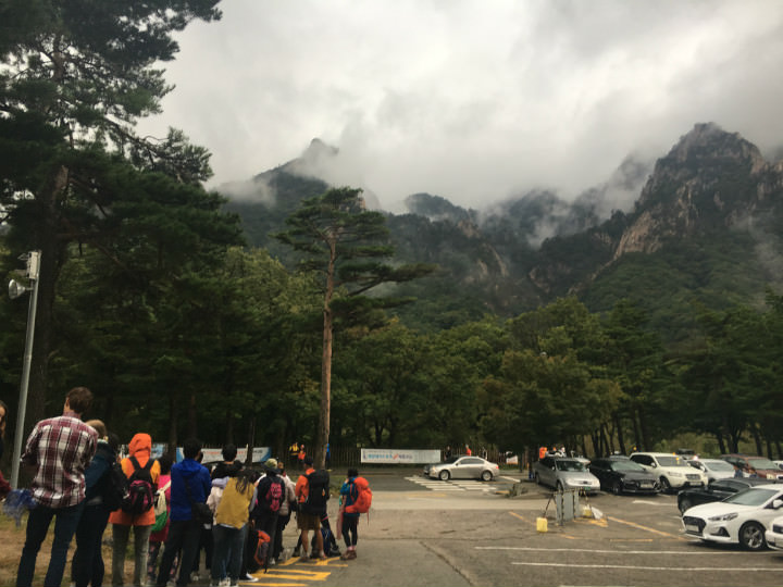 排队等公交车下山