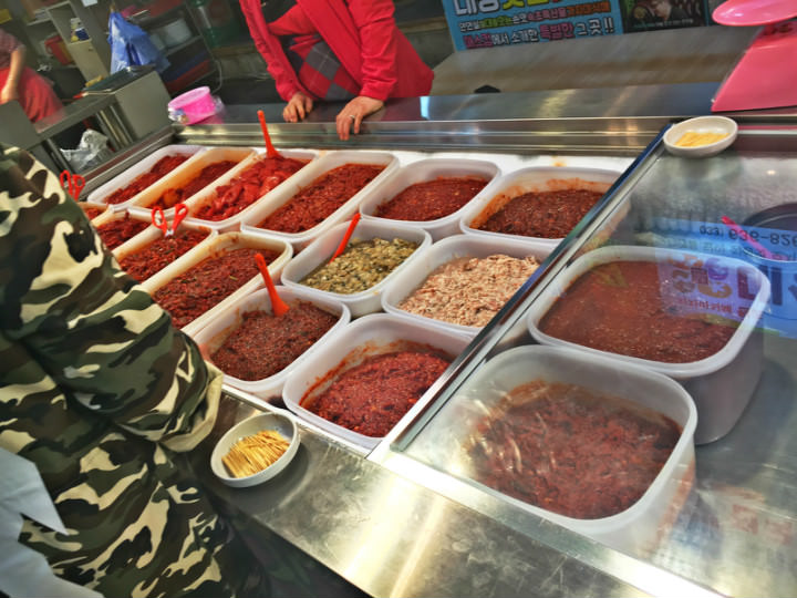 海边的市场当然少不了鱼虾酱