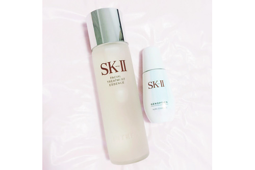 SK2神仙水+小灯泡
在贵妇护肤界经久不衰,能收细毛孔,使肌肤保持稳定的状态,并更嫩更白。