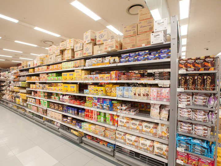 大型超市内有许多韩国的饼干点心!