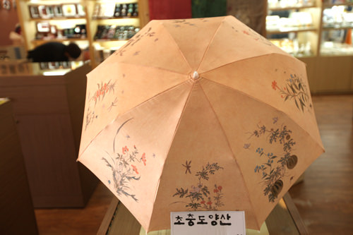 乌竹轩纪念品店内印着50,000韩元纸币上的画作的阳伞