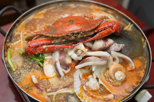 海鲜汤
因为临近大海,江陵可以享用新鲜美味的海鲜。当你来到江陵时,一个充满海鲜和蔬菜的辣海鲜汤是不可错过美食之一。