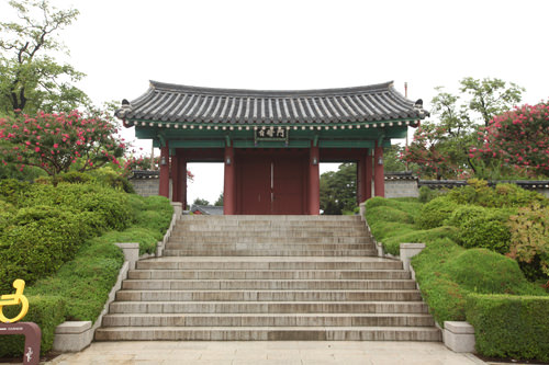 乌竹轩
位于江原道海滨城市江陵的乌竹轩是栗谷李珥(1536~1584年)(5,000韩元纸币上的肖像画)和其母申师任堂(50,000韩元纸币上的肖像画)的故居。这里也是韩剧《师任堂》的主要拍摄地,如果来江原道一定要来这里走一走。