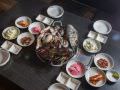 满满一锅新鲜海味，还有多种小菜 ※图片为大份海鲜汤