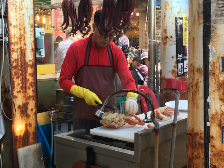 大叔在帮我们收拾螃蟹